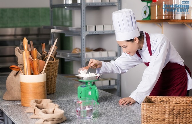 Hoa hậu Trần Thị Quỳnh tất bật làm 